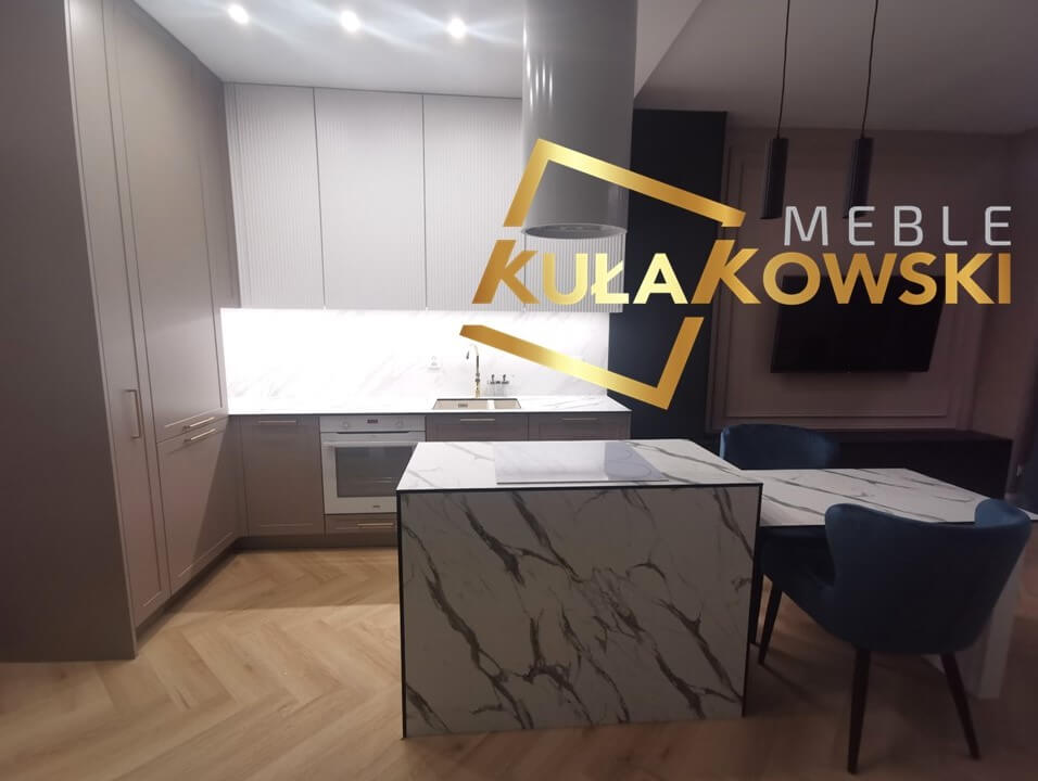 Okap w kształcie komina nad wolnostojącą wyspą kuchenną