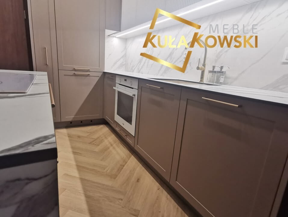 Złote uchwyty we frezowanych frontach kuchennych