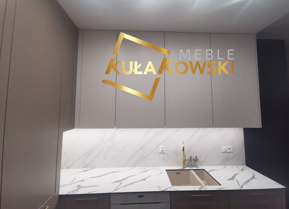 Białe frezowane fronty kuchenne w szafkach wiszących