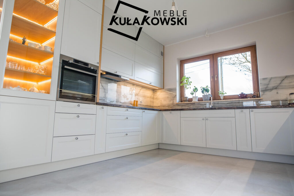 Zabudowa kuchenna z podświetlonymi na ciepły kolor półkami