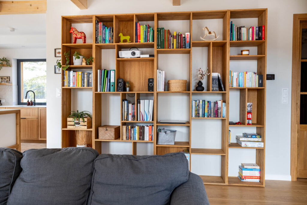 Biblioteczka drewniana w salonie na wymiar