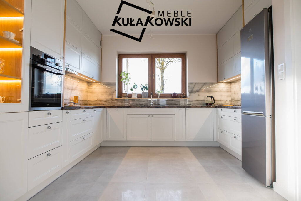 Klasyczna zabudowa kuchenna biała