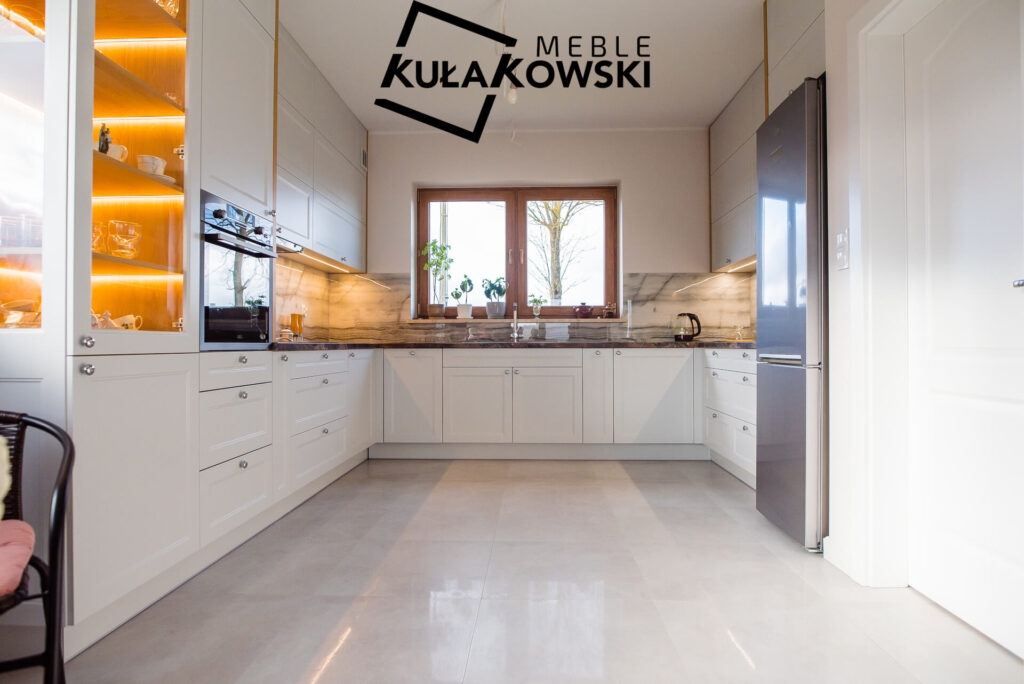 Kuchnia na wymiar z podświetlonymi półkami