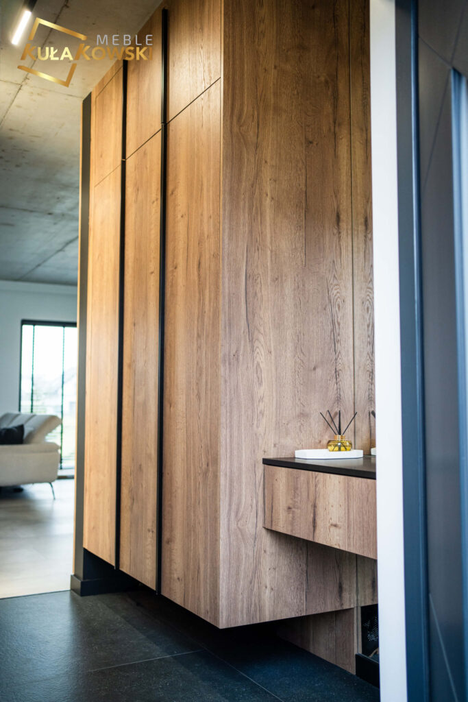 Podwieszona szafa w przedpokoju